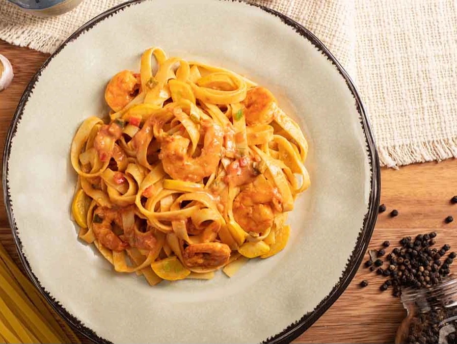 pasta-con-camarones-tomate-ajo-pimienta-comida-italiana.jpg