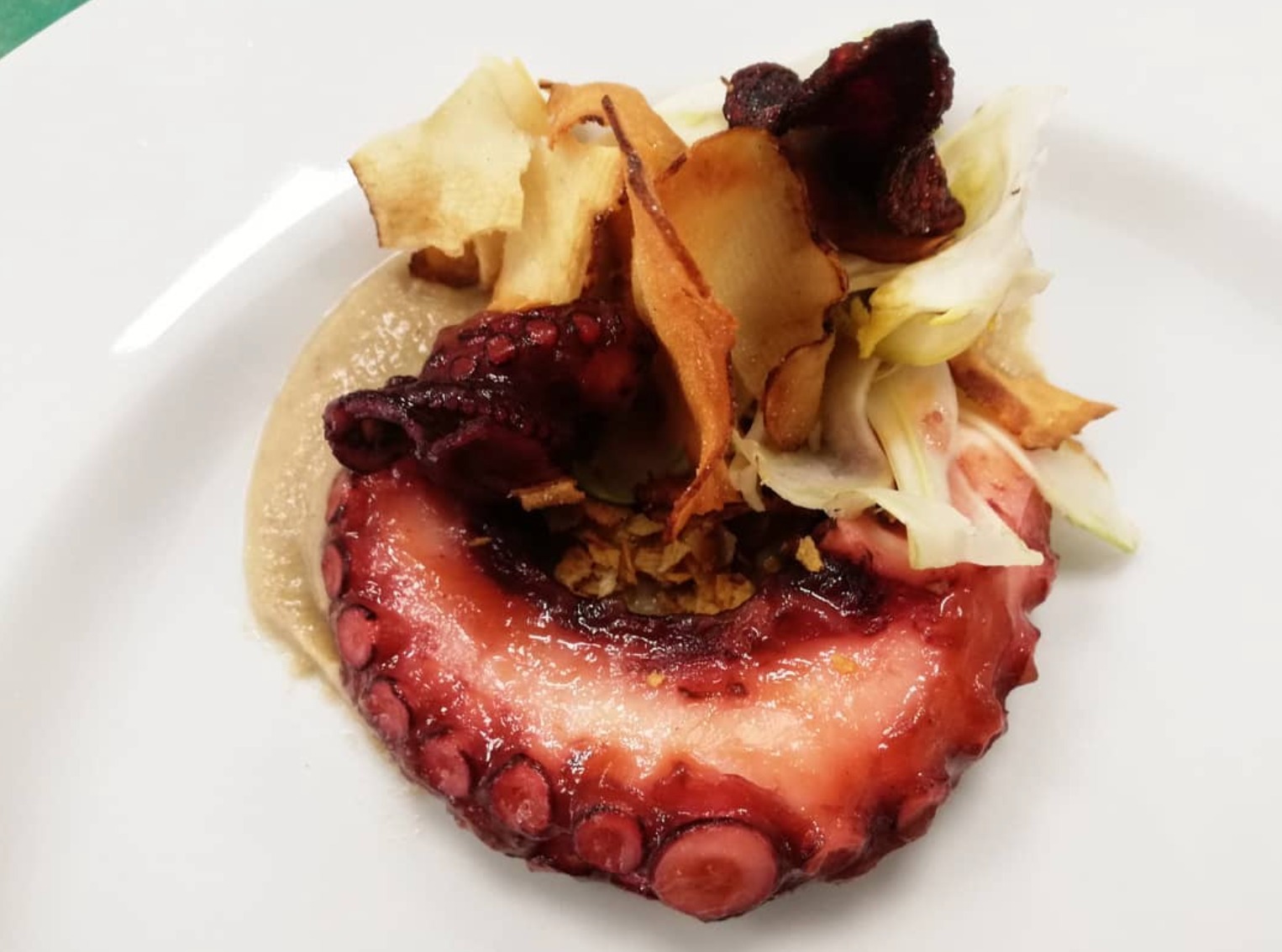 polpo alla brace e chips di verdura.png polpo alla brace e chips di verdura.png