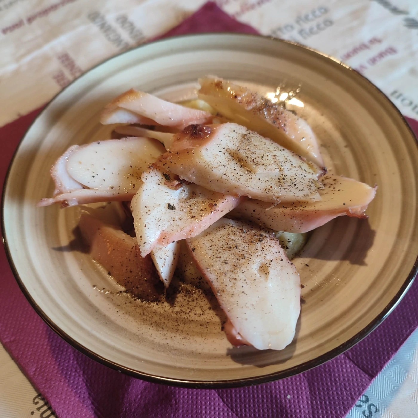 Cremoso di patate con totano grigliato (Grilled squid on creamed potatoes).jpeg