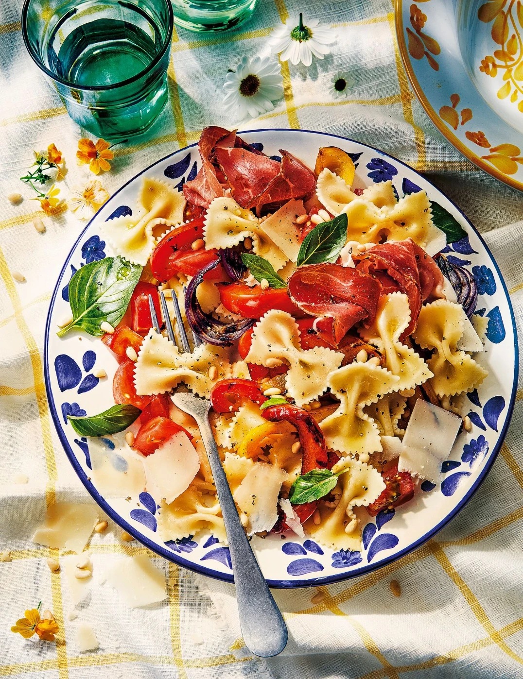Salade-de-farfalle-au-prosciutto-tomates-basilic-et-le-gumes-grille-s.webp