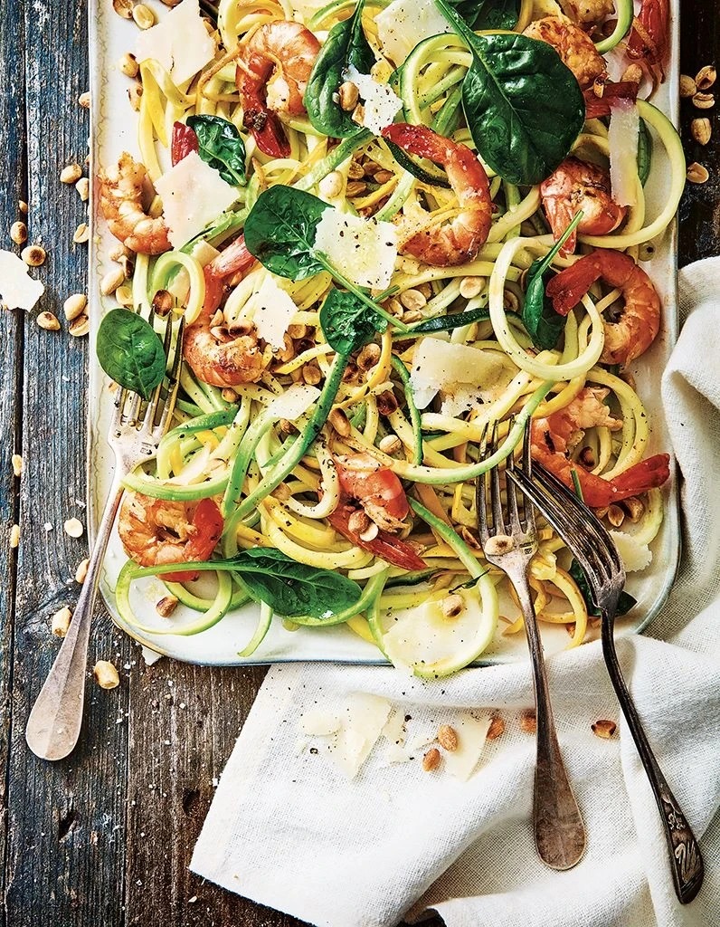 Salade-de-spaghetti-de-courgettes-crevettes-au-citron-et-parmesan.webp