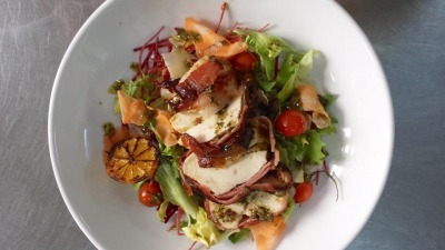 Sous vide chicken breast with pesto and mixed salad