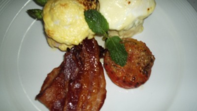 Poached eggs grilled tomatoes