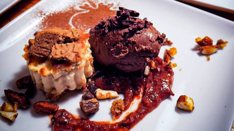 Milhojas de gelatina con aromas de la auténtica carne española Covierte el salón de tu casa en un espacio apto para la alta cocina y la técnicas de vanguardia. Hazlo con un Cocinero a Domicilio de Take a Chef en Mallorca - Takeachef.com