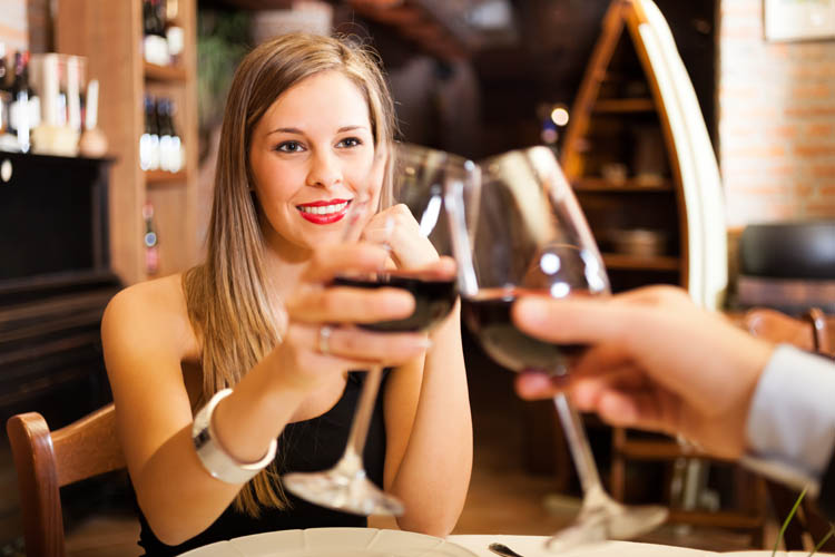Una pareja brinda durante su cena romántica con Take a Chef Cena Romantica Huelva, Cena San Valentín Huelva, Noche Romántica Huelva, Cena Romantica en Huelva, Cenas Romanticas en Huelva, Cena San Valentín en Huelva - Takeachef.com