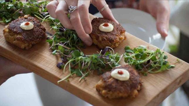 Nuestro Chef Iñigo cuidando el máximo detalle en uno de sus entrantes Las cenas románticas en Bilbao son diferentes desde que se pueden disfrutar con Takeachef - Takeachef.com