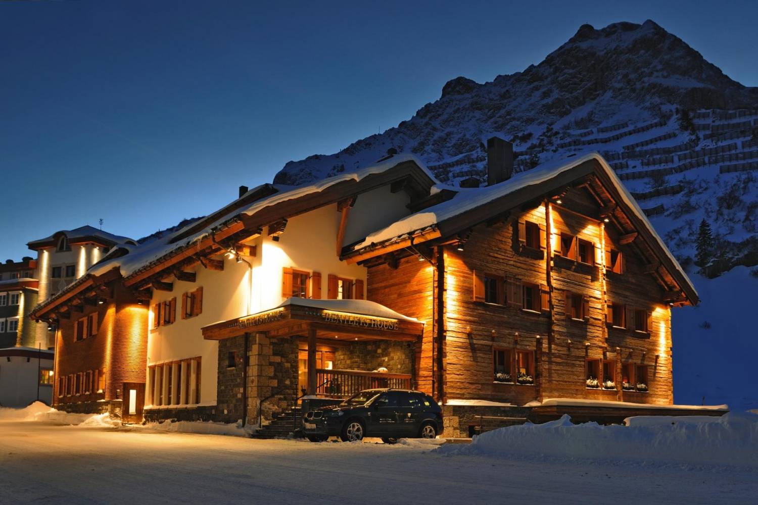 Night view of a villa in the Austrian Alps Private chef service in the Austrian Alps header