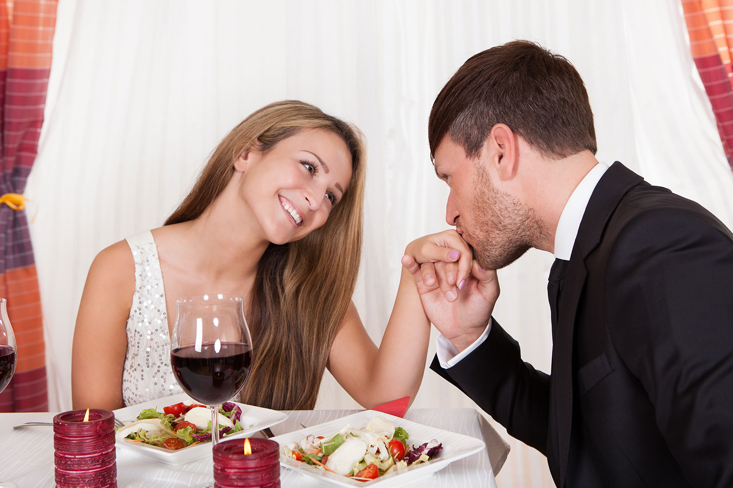 Una pareja de enamorados antes de su cena romántica con Take a Chef Cena Romantica Palencia, Cena San Valentín Palencia, Noche Romántica Palencia, Cena Romantica en Palencia, Cenas Romanticas en Palencia, Cena San Valentín en Palencia - Takeachef.com