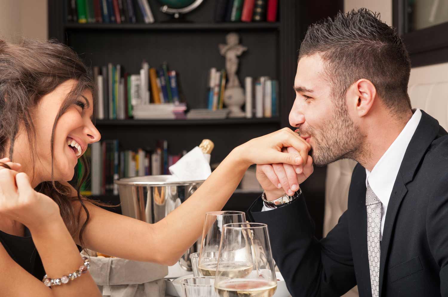 Una pareja disfrutando de un Chef a Domicilio en Cádiz Cena Romantica Cádiz, Cena San Valentín Cádiz, Noche Romántica Cádiz, Cena Romantica en Cádiz, Cenas Romanticas en Cádiz, Cena San Valentín en Cádiz- Takeachef.com