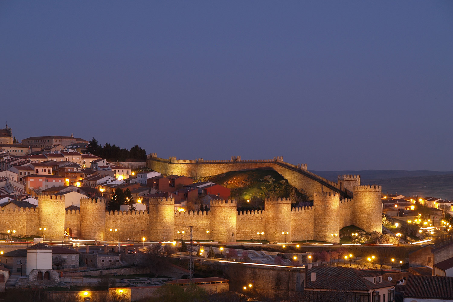 Imagen nocturna de Ávila con protagonismo de su Muralla Chef a Domicilio en Avila, Personal Chef Avila, Chef Privado Avila, Chef en casa Avila - Takeachef.com