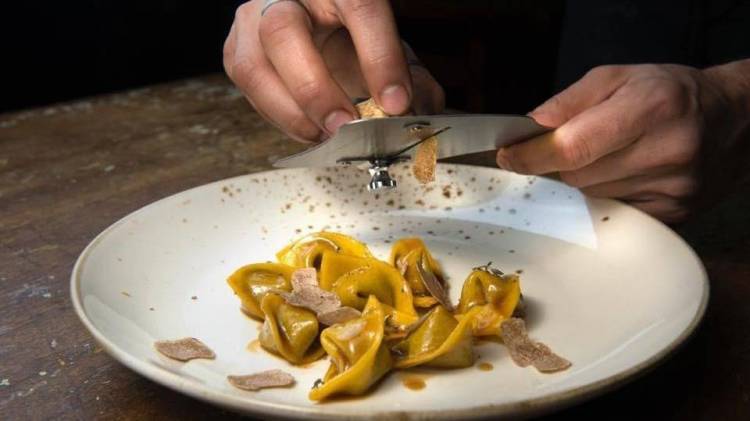 El Chef Markus terminando de emplatar su entrante de bacalao para la cena romántica Disfruta de la alta cocina en Ibiza gracias a nuestros Chefs Profesionales a Domicilio. Un plan diferente para tu cena romántica - Takeachef.com