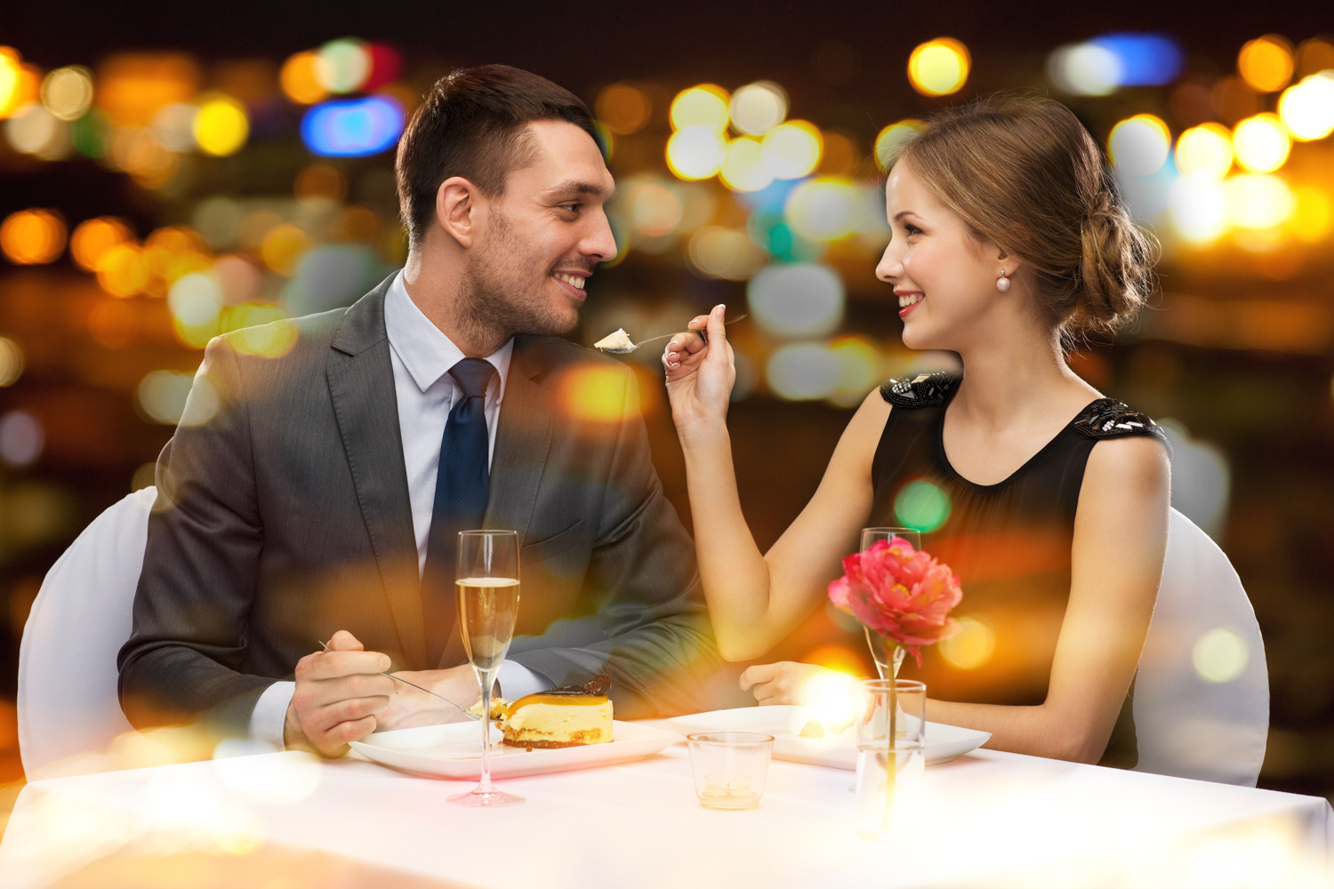 Ariadna y Samuel cruzan una mirada cómplice durante su cena romántica con Takeachef Cena Romántica Bilbao - Takeachef.com