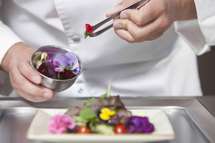Nuestra Chef Lydia colocando pétalos de flores en uno de sus entrantes de una cena romántica con Take a Chef Take a Chef aterriza en Tenerife como una alternativa gastronómica para tu próxima cena romántica - Takeachef.com