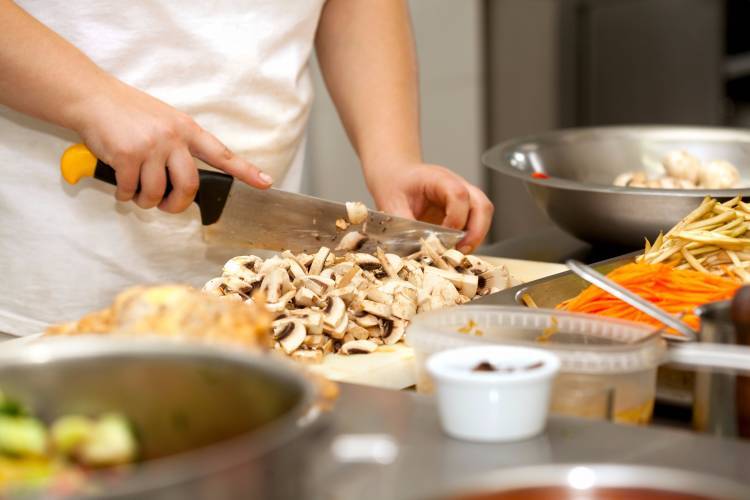 Private Chef finishing a very special dish in Los Angeles Private Chef in LA preparing a dish