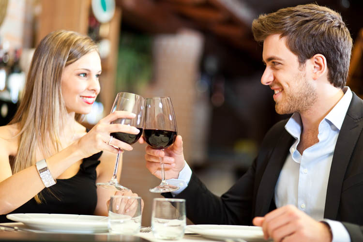 Una pareja disfrutando de una cena romántica con Take a Chef Cena Romantica Badajoz, Cena San Valentín Badajoz, Noche Romántica Badajoz, Cena Romantica en Badajoz, Cenas Romanticas en Badajoz, Cena San Valentín en Badajoz - Takeachef.com