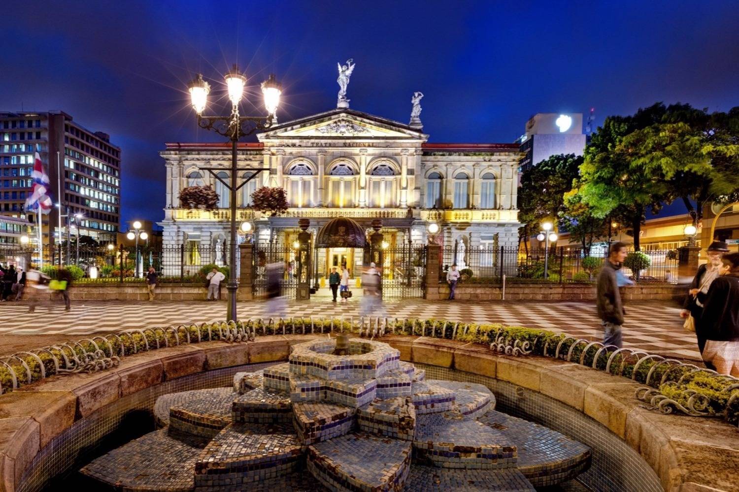 Hermosa plaza y edificio en San José Chef a Domicilio en San Jose header
