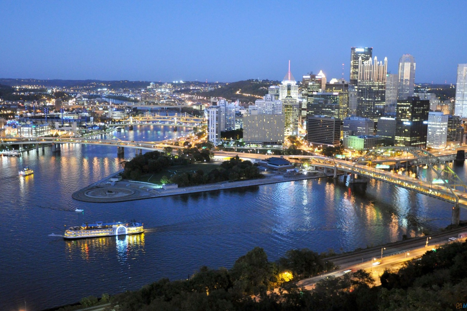 Several bridges connecting the city lay above a river in Pittsburg Private Chef in Pittsburgh header