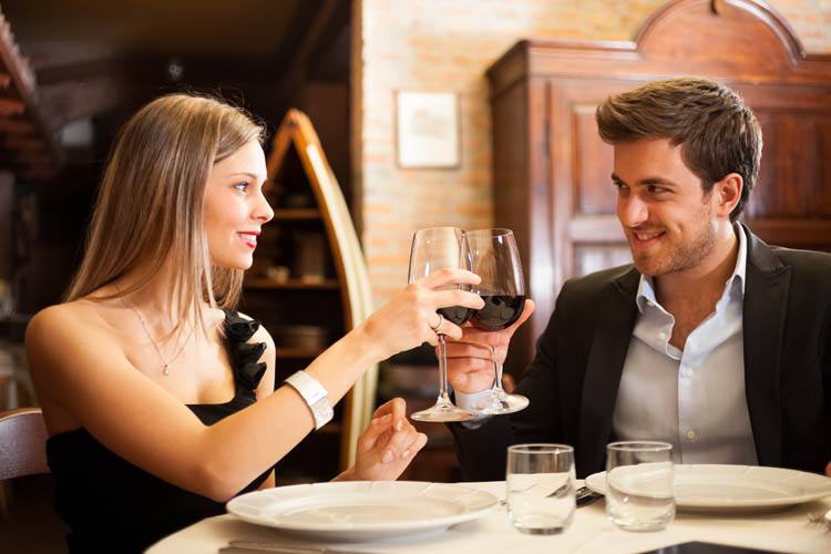 Una pareja disfruta en Burgos de una cena romántica con Take a Chef Cena Romantica Burgos, Cena San Valentín Burgos, Noche Romántica Burgos, Cena Romantica en Burgos, Cenas Romanticas en Burgos, Cena San Valentín en Burgos - Takeachef.com