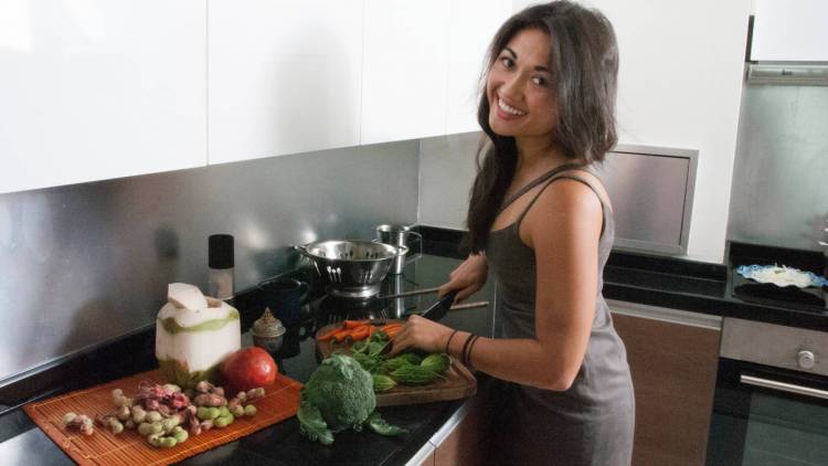 Elaboracion de platos en un cumpleaños con un Cocinero a Domicilio en Ibiza Pide un Cocinero a Domicilio para tu próxima celebración, cumpleaños, aniversario, comida con amigos Take a Chef es un plan diferente - Takeachef.com