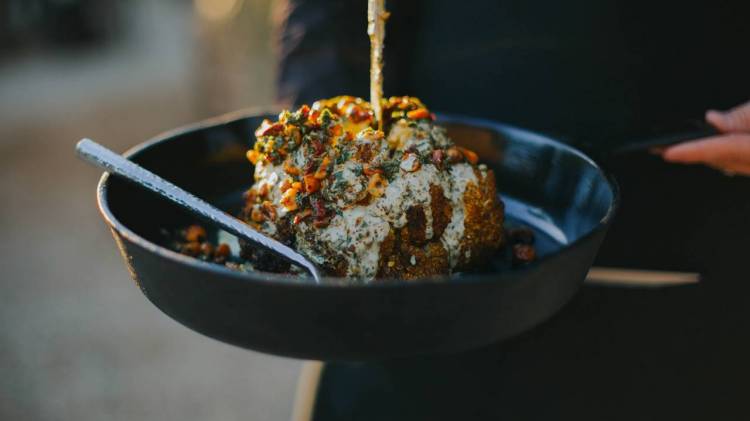 Diversos adornos navideños decoran la mesa de la Cena de Nochevieja - Takeachef.com Cena Fin de Año, Cena de Nochevieja, Cena Fin de año - Takeachef.com