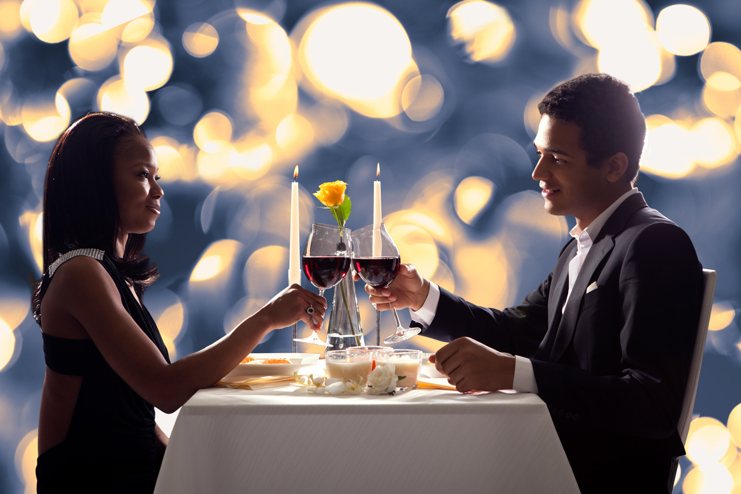 Felipe y Marián disfrutan al fondo de una cena romántica y les espera un solomillo de buey que aparece en primer plano Cena Romántica Tenerife - Takeachef.com