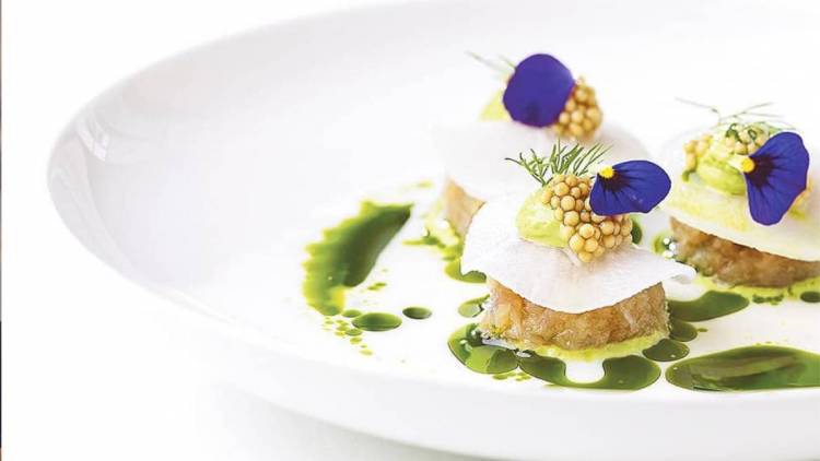 Delicias de piña con texturas de crocanti y merengue de caramelo Disfruta de la alta cocina en Madrid en tu propia casa gracias a un Cocinero a Domicilio de Take a Chef - Takeachef.com