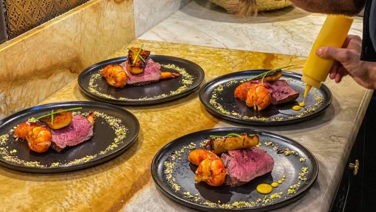 Nuestro Chef Leo con uno de los entrantes recien cocinado y listo para servir en una cena romántica en Valladolid Aterriza en Valladolid la experiencia gastronómica que está de moda. Elige Take a Chef para tu Cena Romántica - Takeachef.com