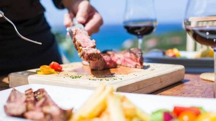 Un chef privado en Cancún finalizando la elaboración de un plato Un chef privado en Cancún elaborando un plato