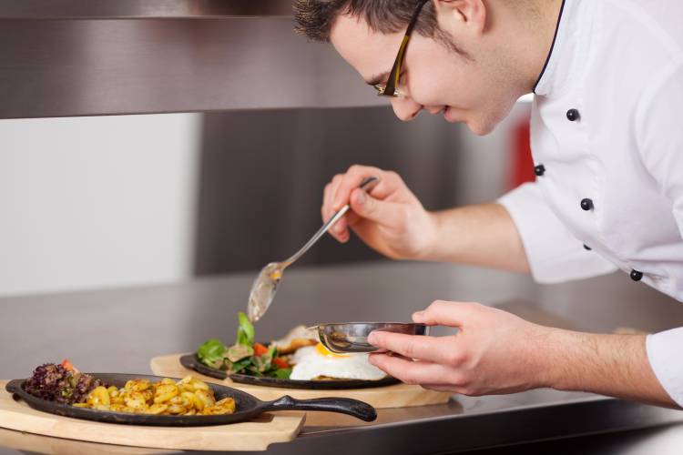 Un chef privado en La Romana finalizando la elaboración de un plato Un chef privado en La Romana elaborando un plato