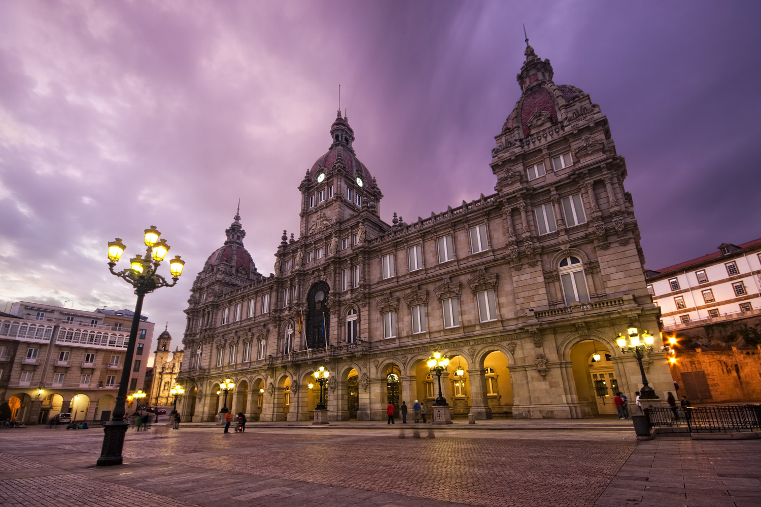 Fachada iluminada del Ayuntamiento de La Coruña por la noche Chef Privado en La Coruna header