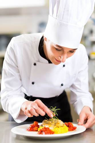 Nuestro Chef Alejandro cuidando cada detalle de los platos que después servirá en la cena romántica en Granada Si estás buscando una cena romántica diferente, Take a Chef es el plan perfecto en Granada - Takeachef.com
