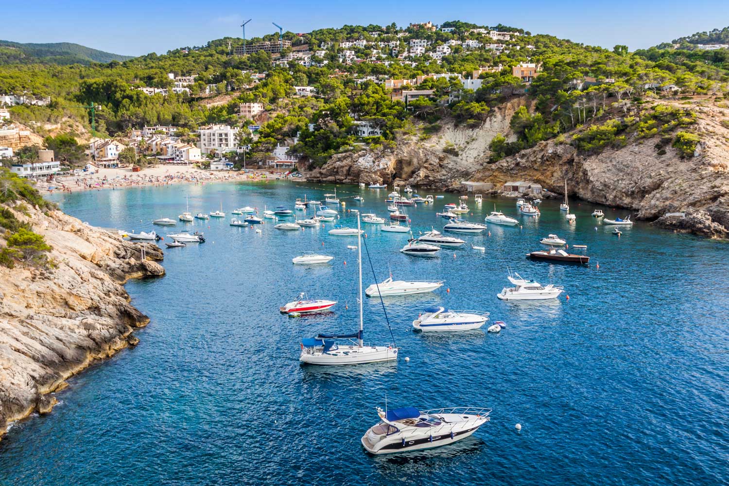 Vista aerea de una cala en la isla de Ibiza Cocinero a domicilio Ibiza, Cocinero a domicilio profesional Ibiza, Cocinero profesional a domicilio Ibiza, Cociner a domicilio Ibiza, Cocinera a domicilio Profesional Ibiza