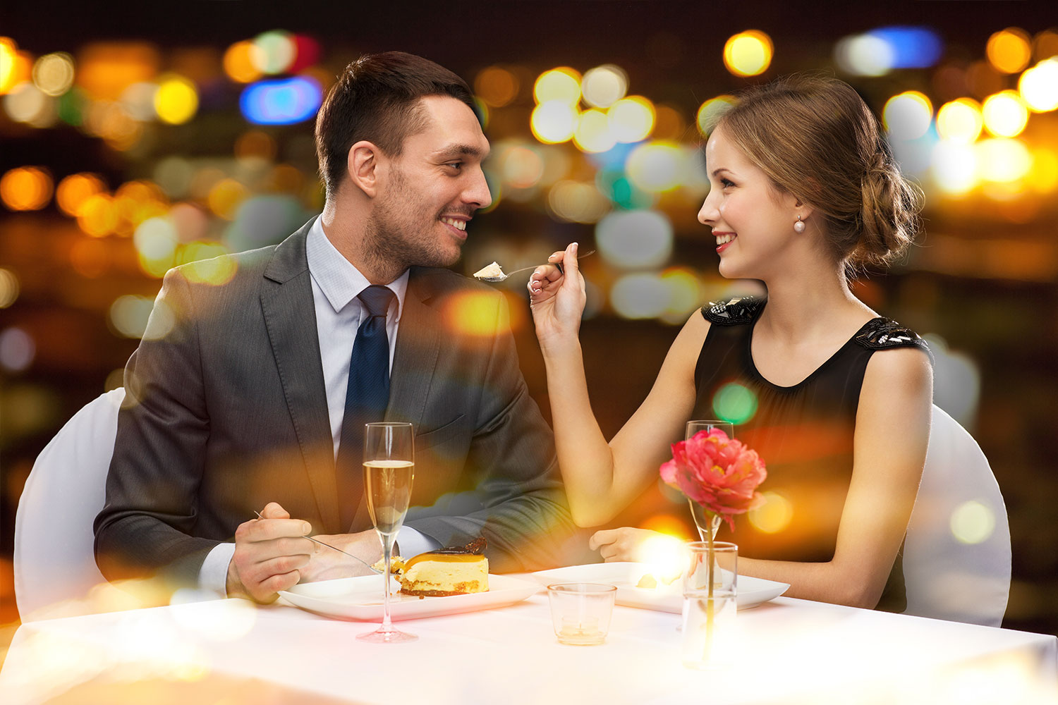 Una pareja disfruta en Cáceres de su mejor cena romántica Cena Romantica Cáceres, Cena San Valentín Cáceres, Noche Romántica Cáceres, Cena Romantica en Cáceres, Cenas Romanticas en Cáceres, Cena San Valentín en Cáceres - Takeachef.com