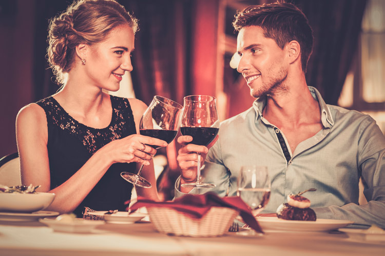 Pablo y Elena disfrutando de una magnifica cena romántica Si quieres disfrutar de una noche romántica inolvidable, la experiencia Take a Chef es tu mejor alternativa - Takeachef.com