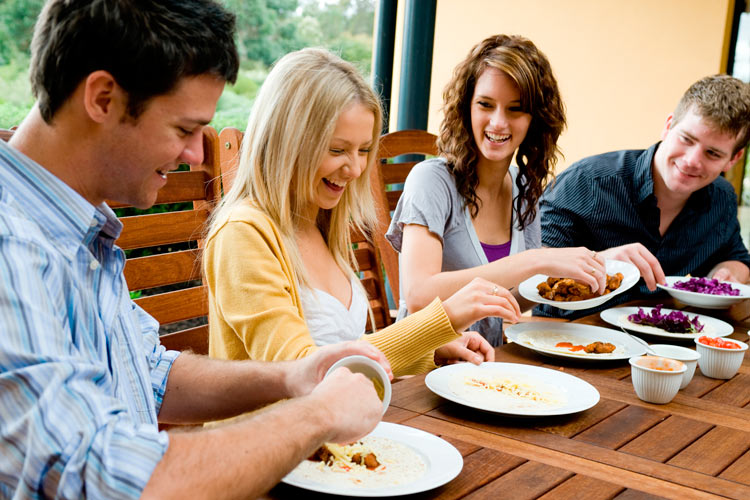 Soraya y sus amigos disfrutando de la experiencia Takeachef - Takeachef.com Disfruta de un Cocinero a Domicilio profesional en tu casa - Takeachef.com