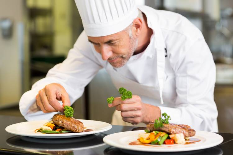 Un chef privado en Arequipa finalizando la elaboración de un plato Un chef privado en Arequipa elaborando un plato