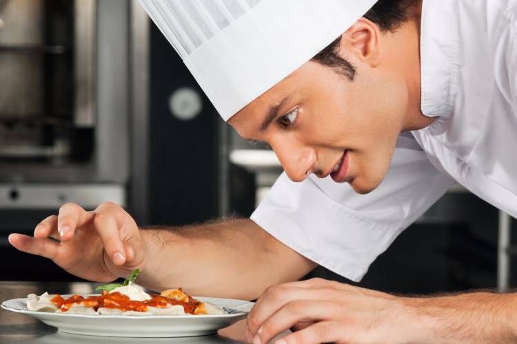 Um chef particular em Cascaes terminando a cozedura de um prato Um chef privado em Cascaes cozinhar um prato