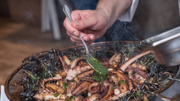 Nuestra Chef Mariana adereza una ensalada del menú de Take a Chef en una cena romántica Contrata a los mejores Chefs Profesionales para tu próxima Cena Romántica en Zaragoza. Los planes diferentes son los mejores - Takeachef.com