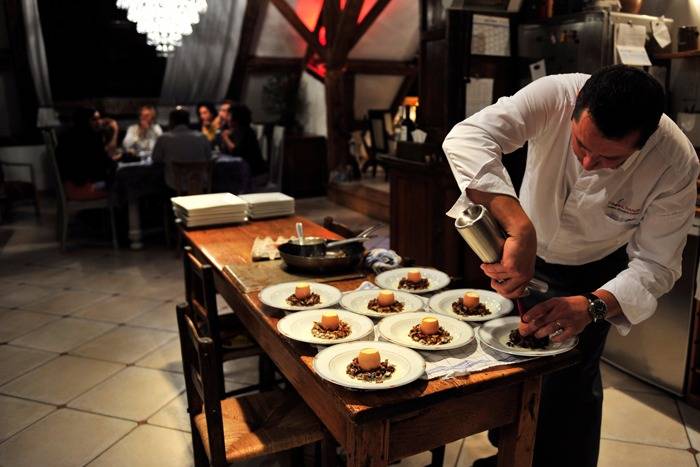 Un chef privado en Viña del Mar finalizando la elaboración de un plato Un chef privado en Viña del Mar elaborando un plato