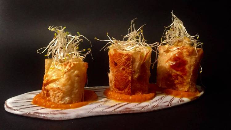 Bacalao a baja temperatura con gelatina de pétalos, mousse de violeta y ajo negro Nuestros Chefs a Domicilio convierten tu casa de Bilbao en un restaurante con Estrella Michelín gracias a la alta cocina - Takeachef.com