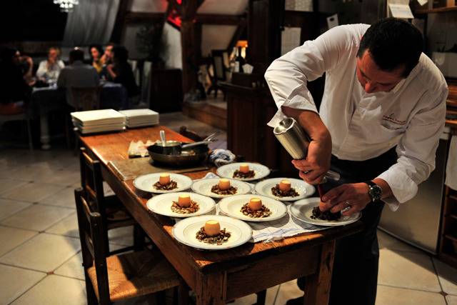 Un chef privado en Montevideo finalizando la elaboración de un plato Un chef privado en Montevideo elaborando un plato