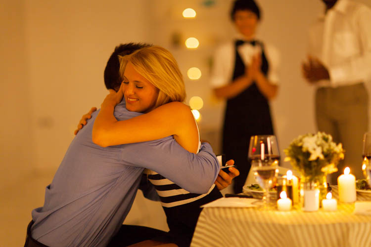 Una pareja se abraza tras la pedida de mano en una experiencia de Take a Chef Cena Romantica Santander, Cena San Valentín Santander, Noche Romántica Santander, Cena Romantica en Santander, Cenas Romanticas en Santander, Cena San Valentín en Santander - Takeachef.com