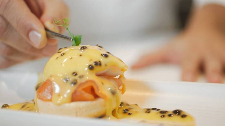 Nuestro Chef Pablo cuida hasta el mínimo detalle en uno de sus entrantes de Take a Chef La nueva experiencia gastro de Take a Chef puede hacerte vivir un plan romántico en pareja inolvidable. Disfruta con Take a Chef - Takeachef.com