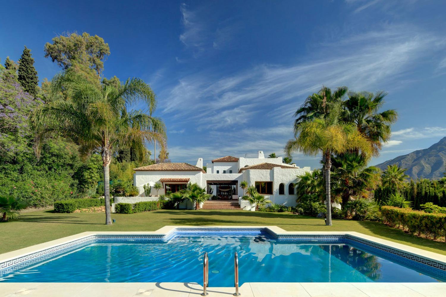 Espactacular vista de la piscina y fachada de una Villa en Marbella - Takeachef.com Chef Privado Marbella, Chef Privado en Marbella, Private Chef Marbella, Private Chef in Marbella