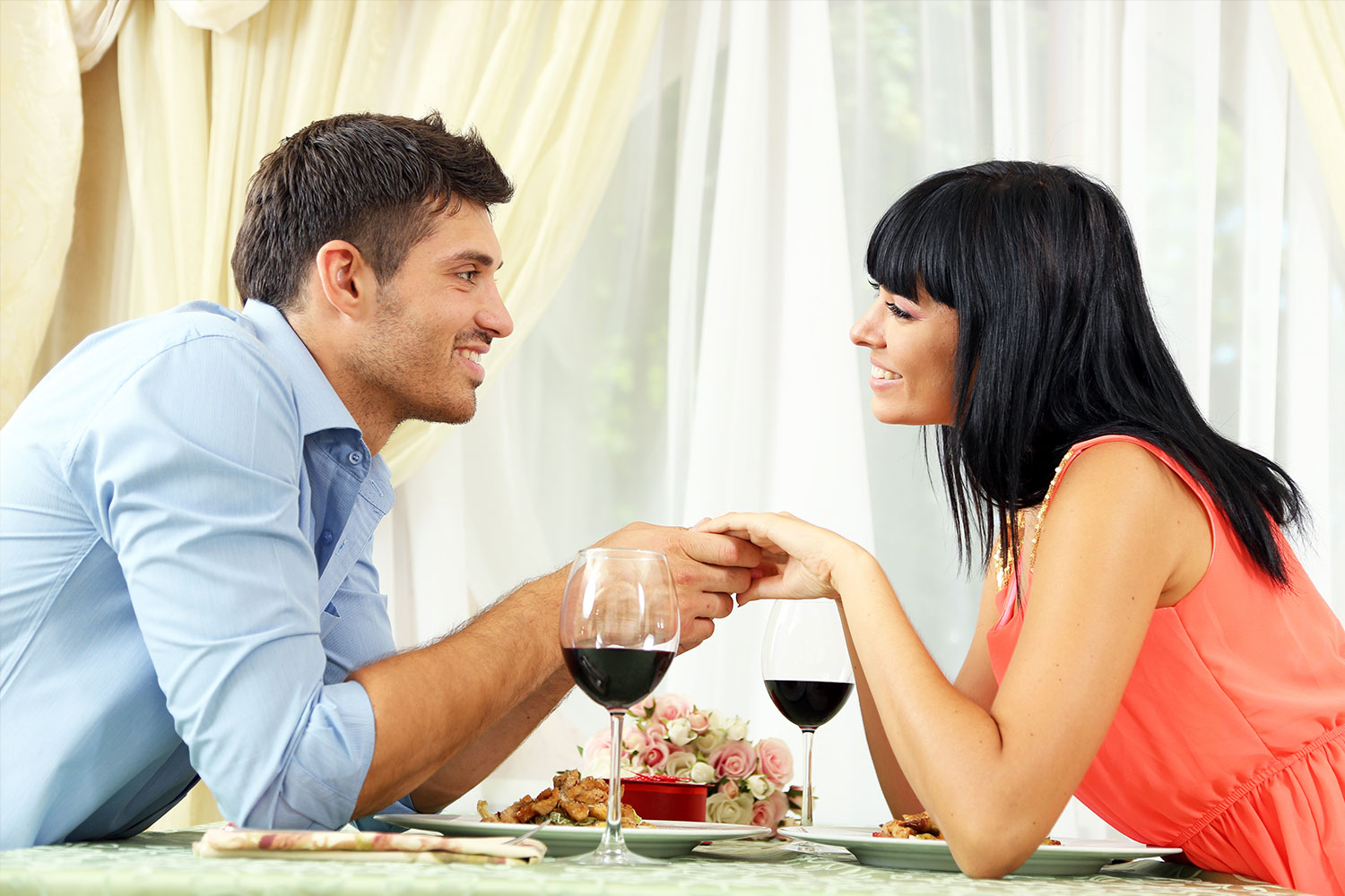 Una pareja disfrutando de una cena romántica en Gerona con un Chef a Domicilio Cena Romantica Gerona, Cena San Valentín Gerona, Noche Romántica Gerona, Cena Romantica en Gerona, Cenas Romanticas en Gerona, Cena San Valentín en Gerona - Takeachef.com