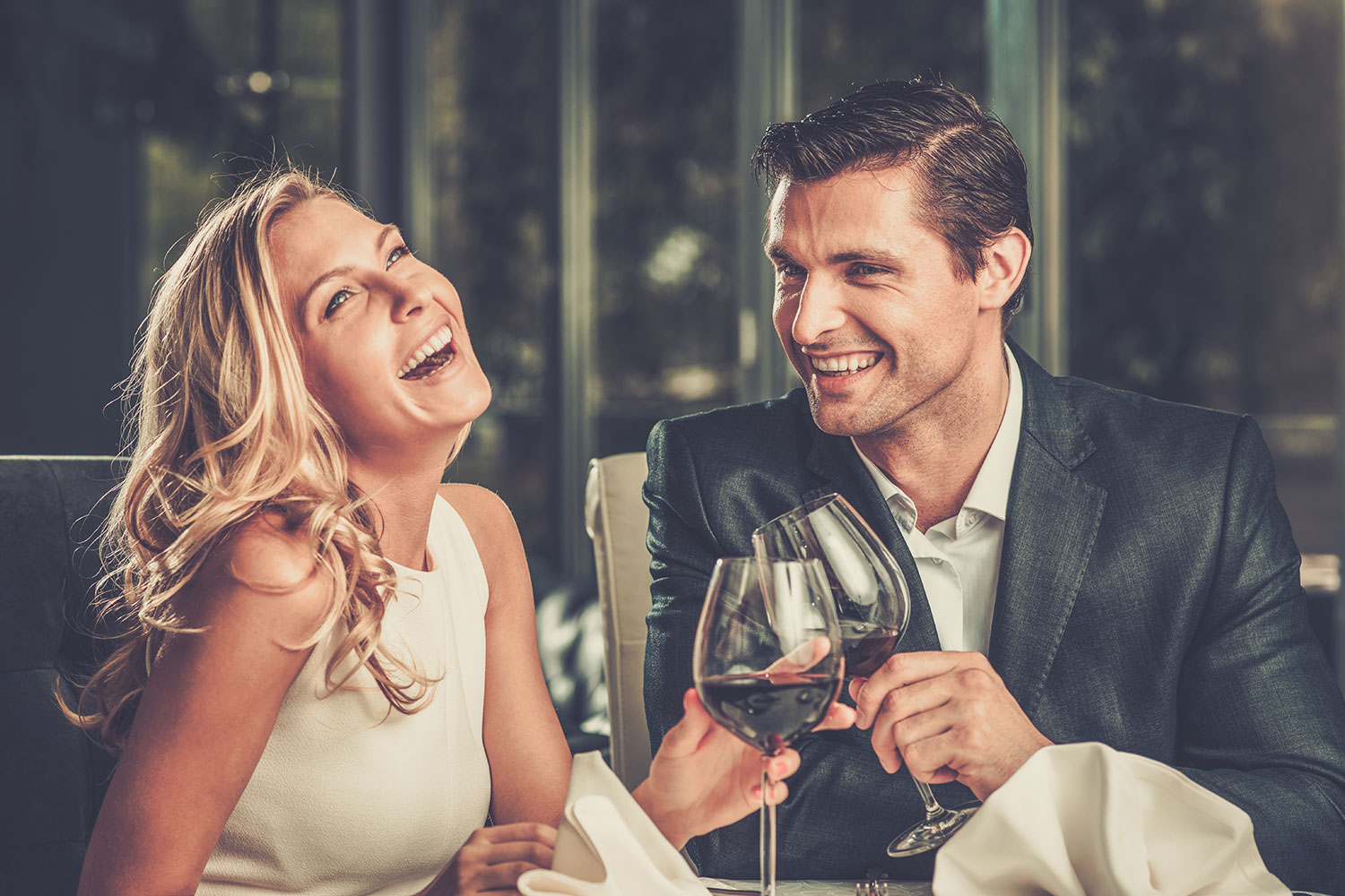 Una pareja pasándoselo genial en una cena romántica Cena Romantica Ávila, Cena San Valentín Ávila, Noche Romántica Ávila, Cena Romantica en Ávila, Cenas Romanticas en Ávila, Cena San Valentín en Ávila - Takeachef.com