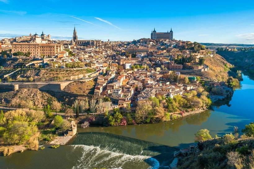Una pareja disfruta a la luz de la luna de una cena romántica en Toledo Cena Romantica Toledo, Cena San Valentín Toledo, Noche Romántica Toledo, Cena Romantica en Toledo, Cenas Romanticas en Toledo, Cena San Valentín en Toledo - Takeachef.com