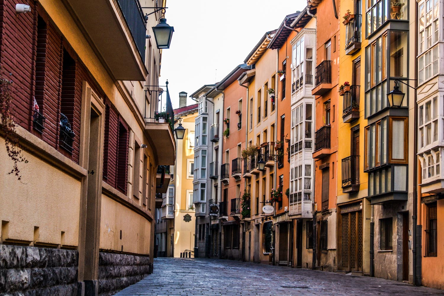 Imagen de una de las calles principales de Vitoria durante el día Chef Privado en Vitoria header