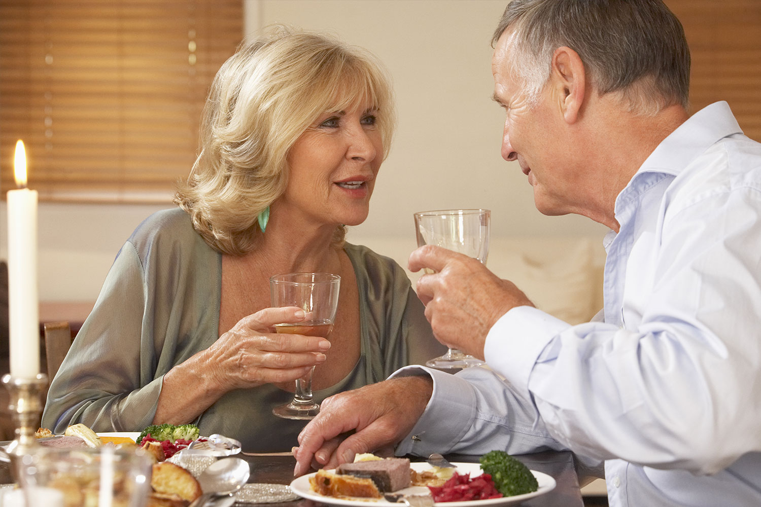 Dos copas de vino durante una cena romántica con Take a Chef Cena Romantica Teruel, Cena San Valentín Teruel, Noche Romántica Teruel, Cena Romantica en Teruel, Cenas Romanticas en Teruel, Cena San Valentín en Teruel - Takeachef.com