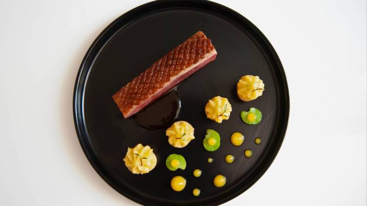 Tartufo de boletus y foie con merengue de mojito y espuma de cabrales Gracias a Take a Chef y uno de sus Cocineros a Domicilio puedes disfrutar de la alta cocina en el propio salón de casa - Takeachef.com